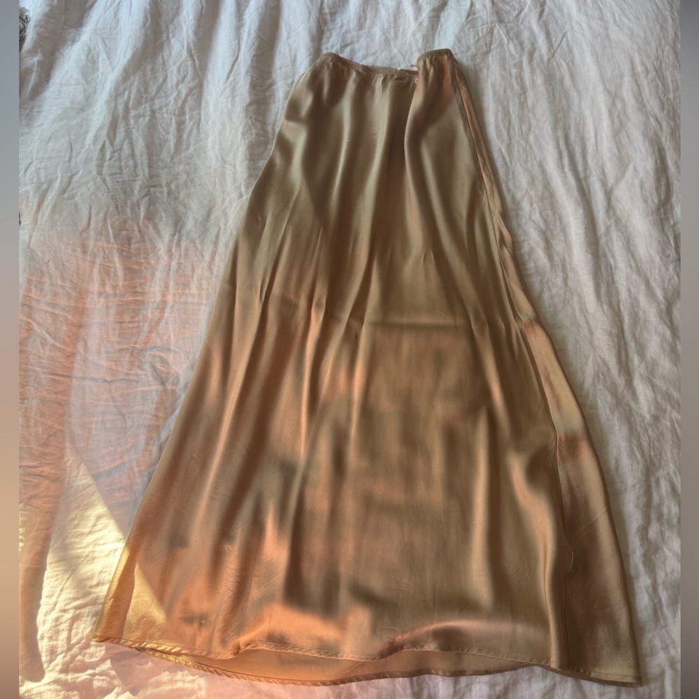 Reformation Layla silk skirt (gold/champagne) - Picture 3 of 4